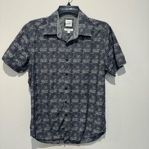 Oscar De La Renta button down blue floral top tailored fit